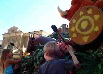 チビちゃん太鼓をたたく