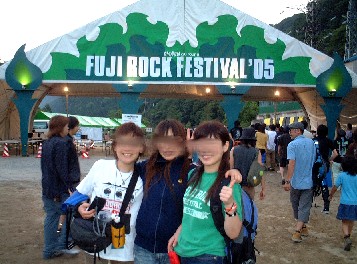 �O��Ղ̎��̓���Q�[�g�O�ɂ�G������H����ƁB